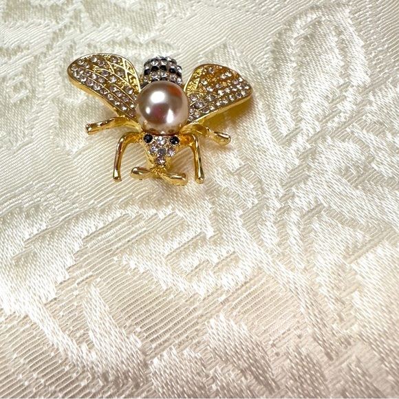 COPY - Elegant Gold and Pearl  set of 3 Bee Brooches with  Crystal Design - Picture 2 of 10